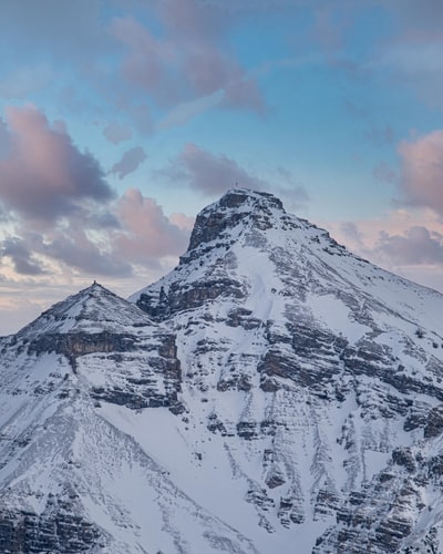 白天有积雪的山